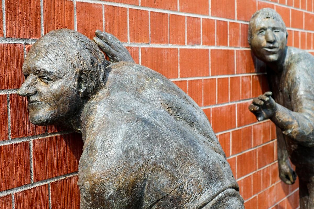 Écouter vraiment : une sculpture qui rappelle l'importance de l'écoute attentive.