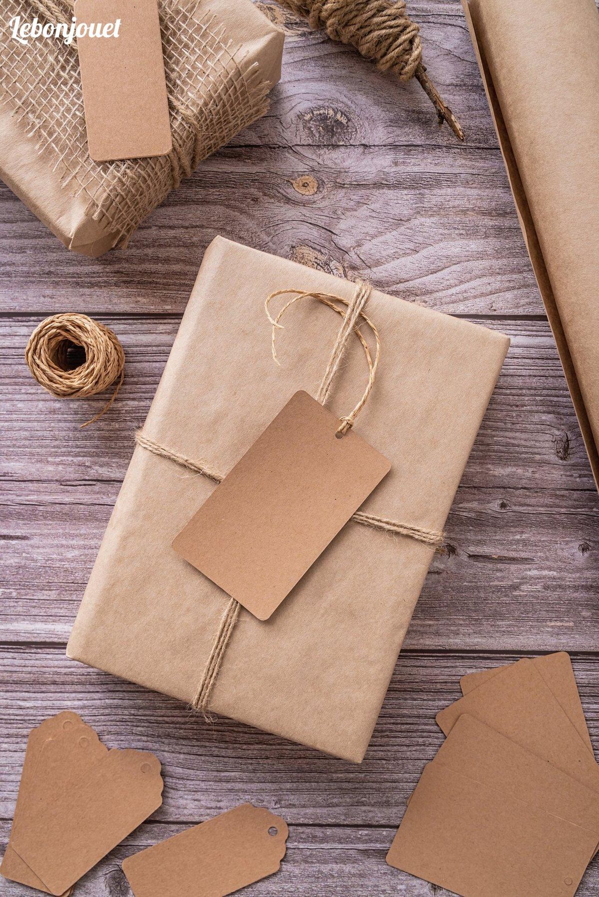 Emballage rustique et raffiné avec papier kraft et ficelle, idéal pour un Noël éco-chic.