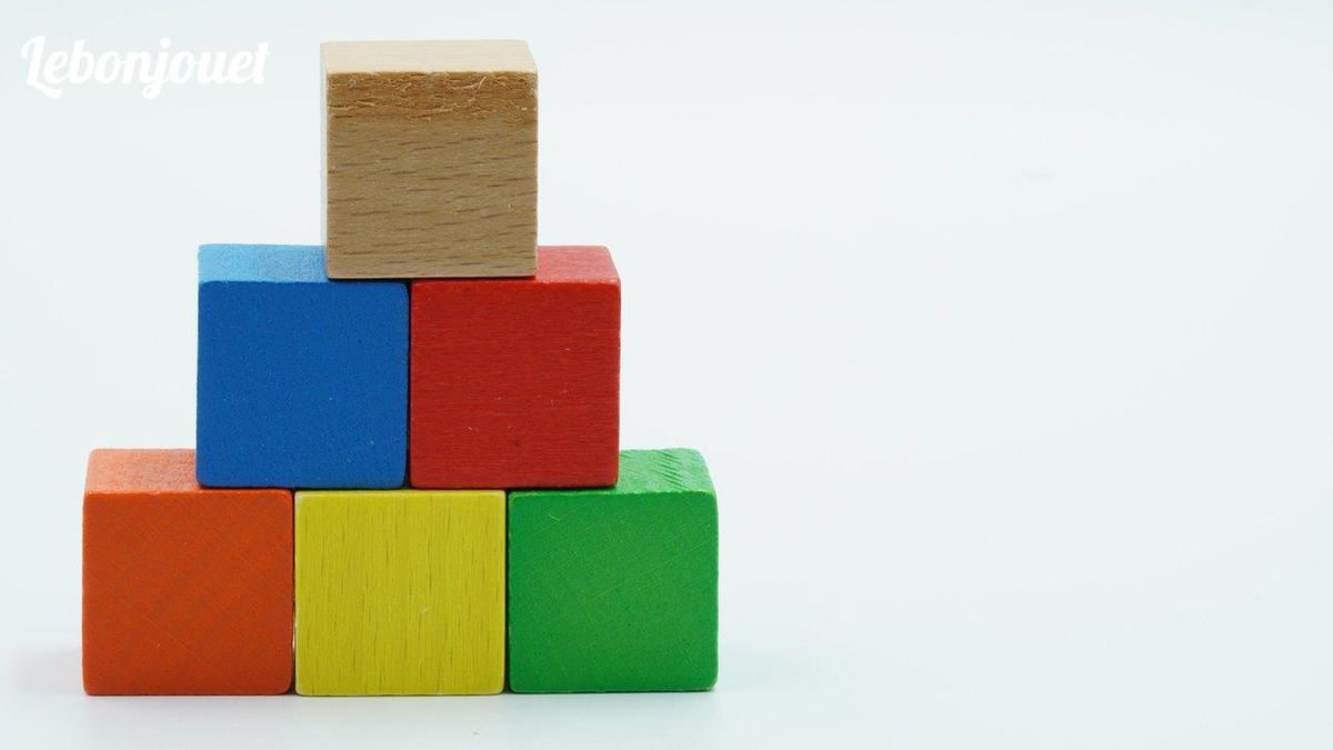 Empilement de blocs: une structure simple qui stimule créativité et pensée critique.
