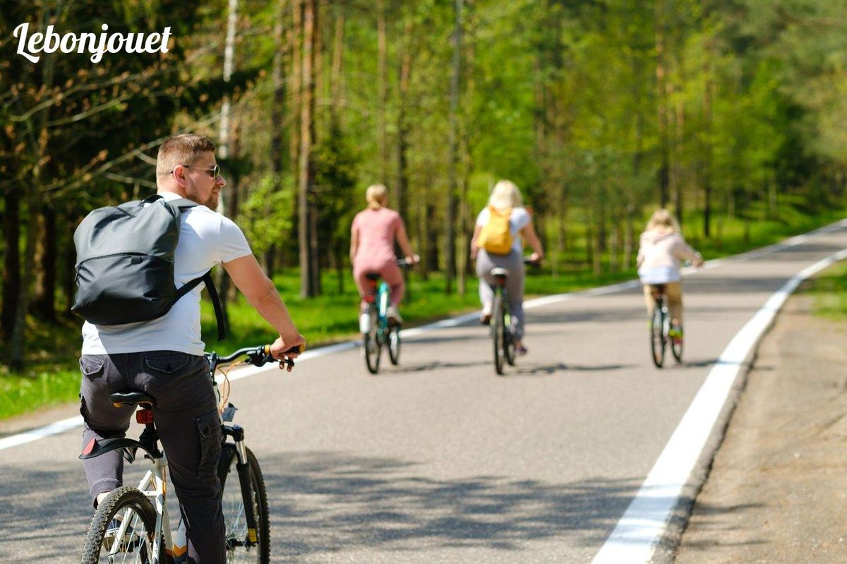 En famille à vélo: un moment de plaisir et de santé sur les routes ensoleillées.