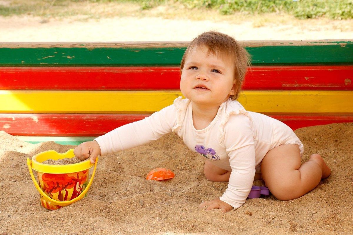 Enfant concentré devant un écran, créant un monde virtuel dans un jeu bac à sable comme Hytale.