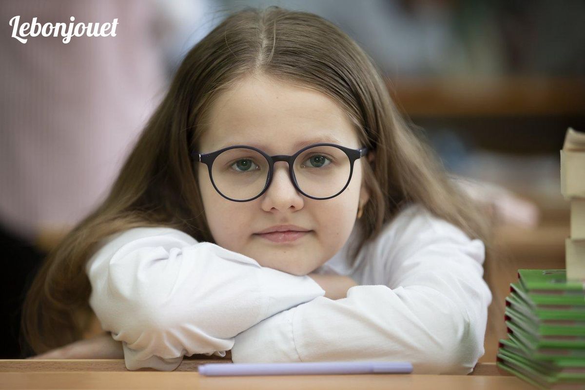 Enfant curieuse et rêveuse, prête à vivre une lecture interactive captivante.