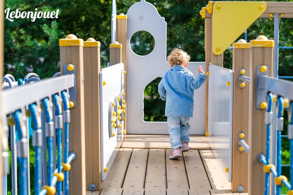 Enfant explorant un parcours ludique, parfait pour des aventures inspirées de la Pat Patrouille.