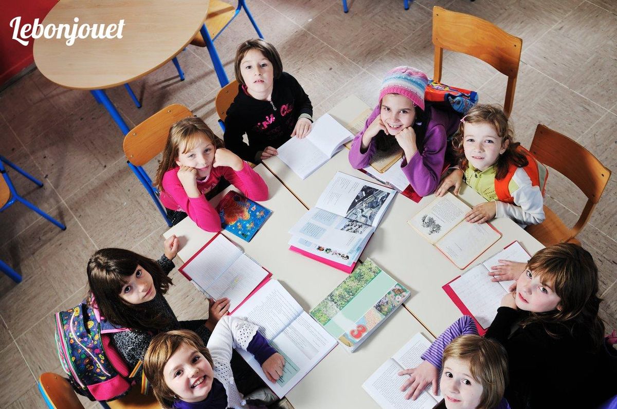 Enfants captivés autour d'histoires, clé d'un club de lecture réussi! 📚✨