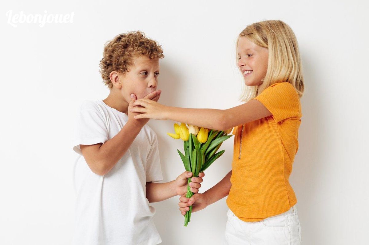 Enfants jouant avec des fleurs, un exercice d'empathie joyeux et éducatif. 🌼