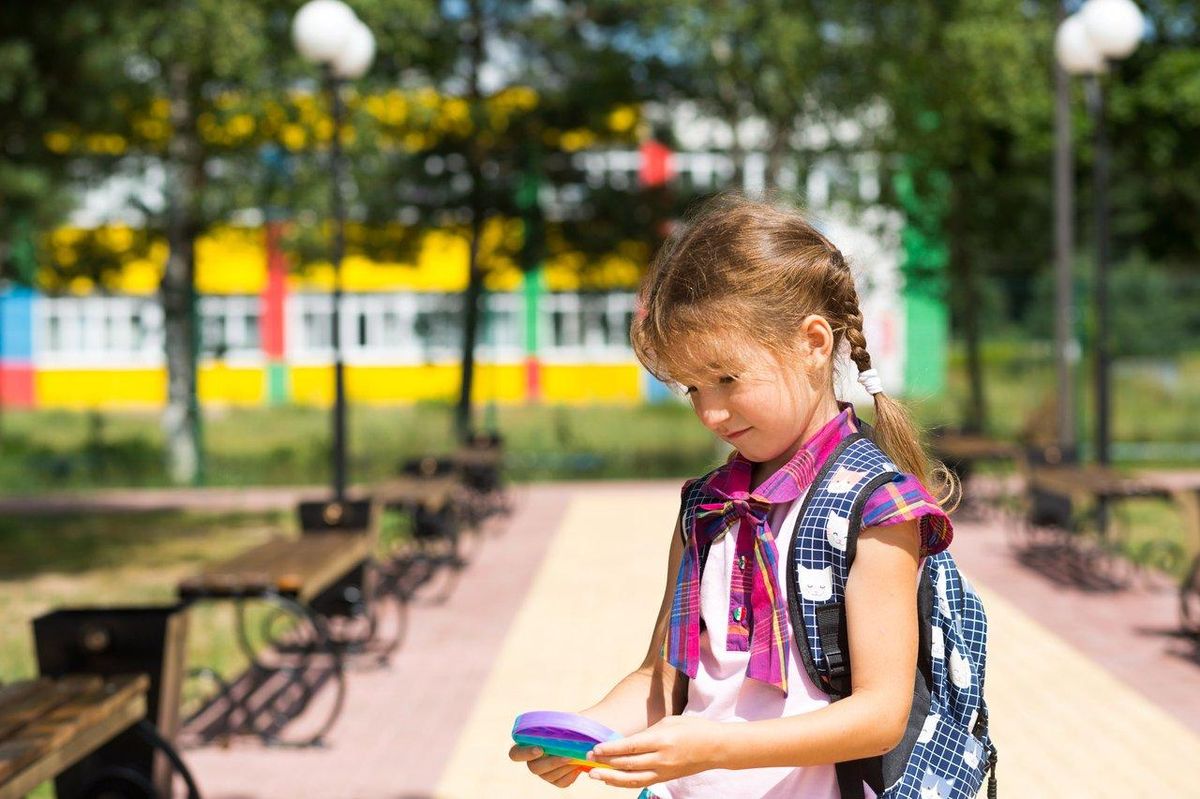 Enfants jouant en plein air avec des jouets de réalité augmentée intégrés, favorisant l'activité et l'apprentissage.
