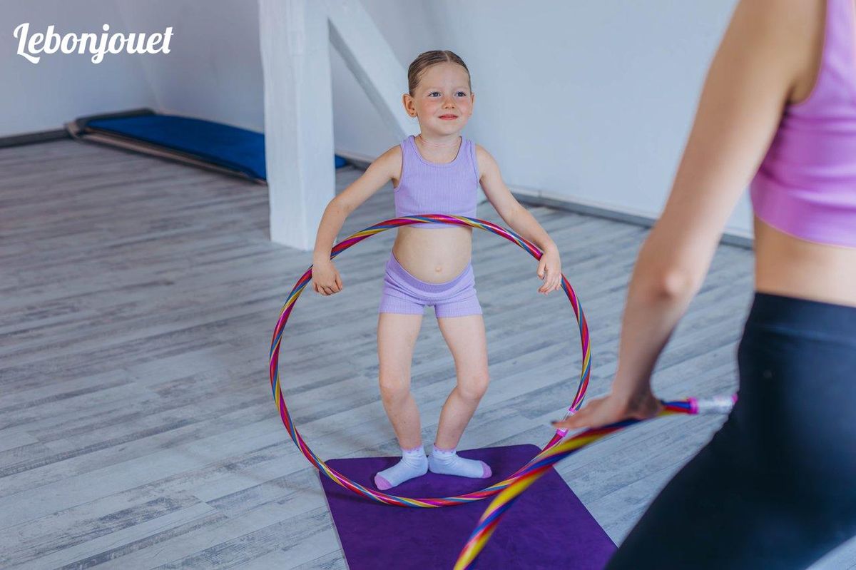 Entraînement ludique et actif : le cerceau booste agilité et santé des enfants.