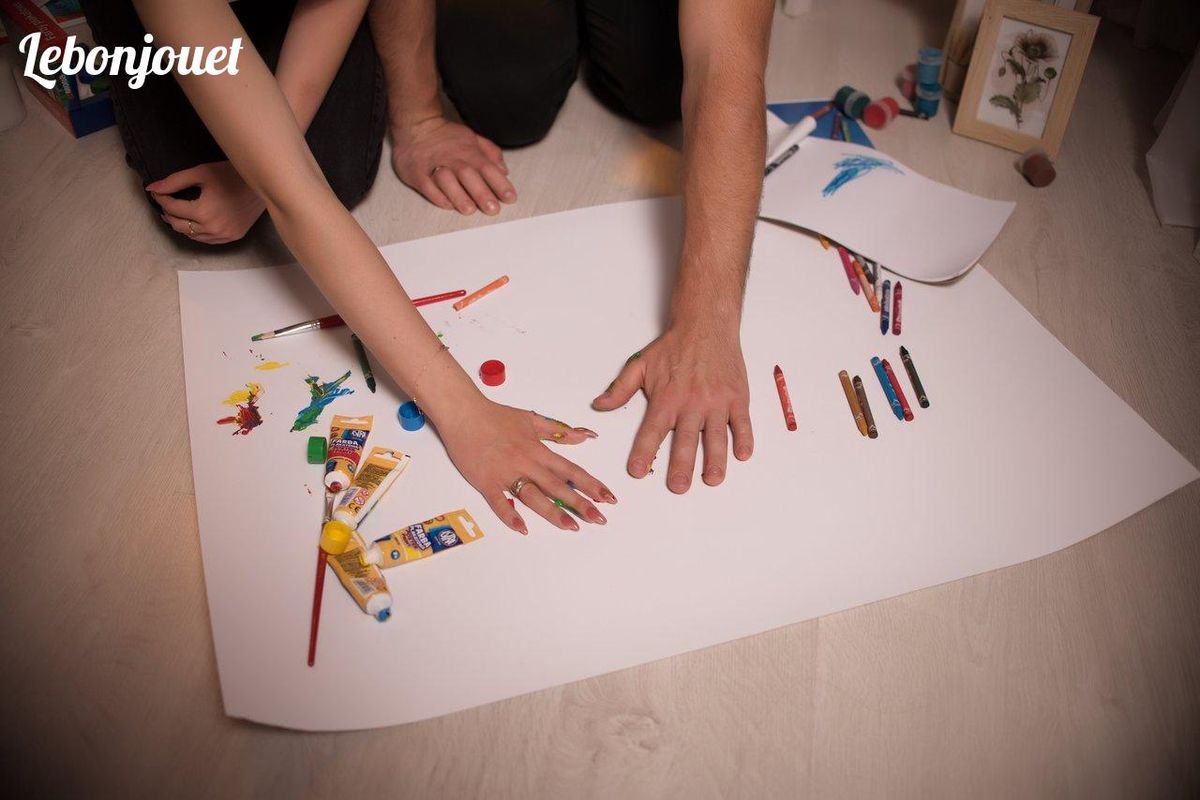Exploration créative avec peintures et crayons, idéale pour stimuler l'éveil artistique des enfants.