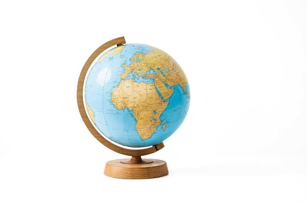 Explore le monde du bout des doigts avec ce globe tactile Montessori.