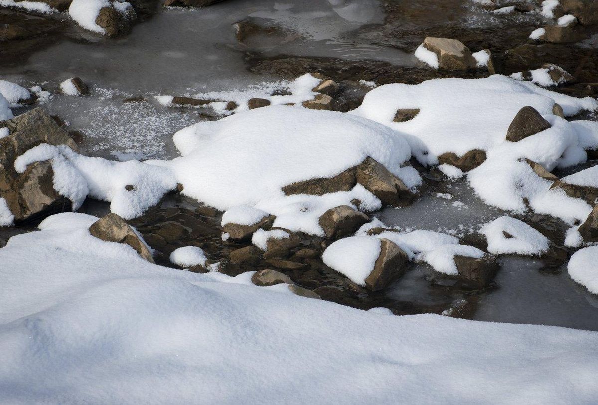 Extraction de gemmes sur formations rocheuses enneigées dans la vallée Orbis, essentielle pour progresser rapidement.