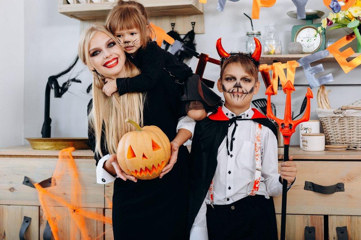 Famille en costumes Disney Halloween, prêts pour la rentrée festive à Disneyland Paris.