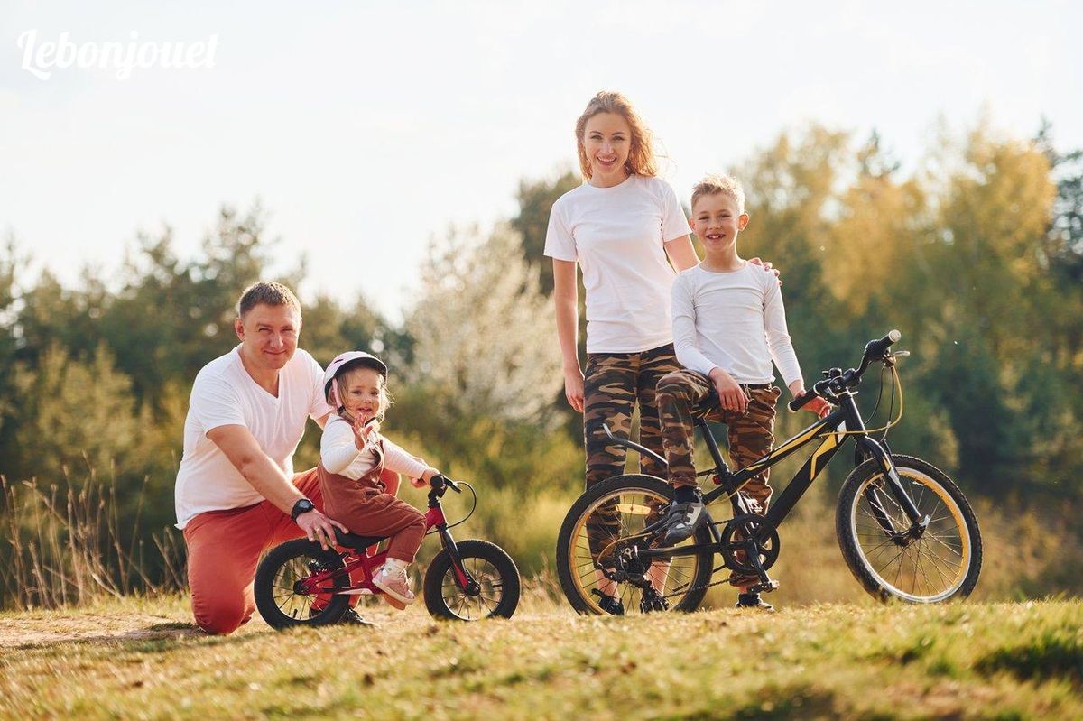 Famille prête pour l'aventure : équilibre entre plaisir et organisation lors d'une journée à vélo.