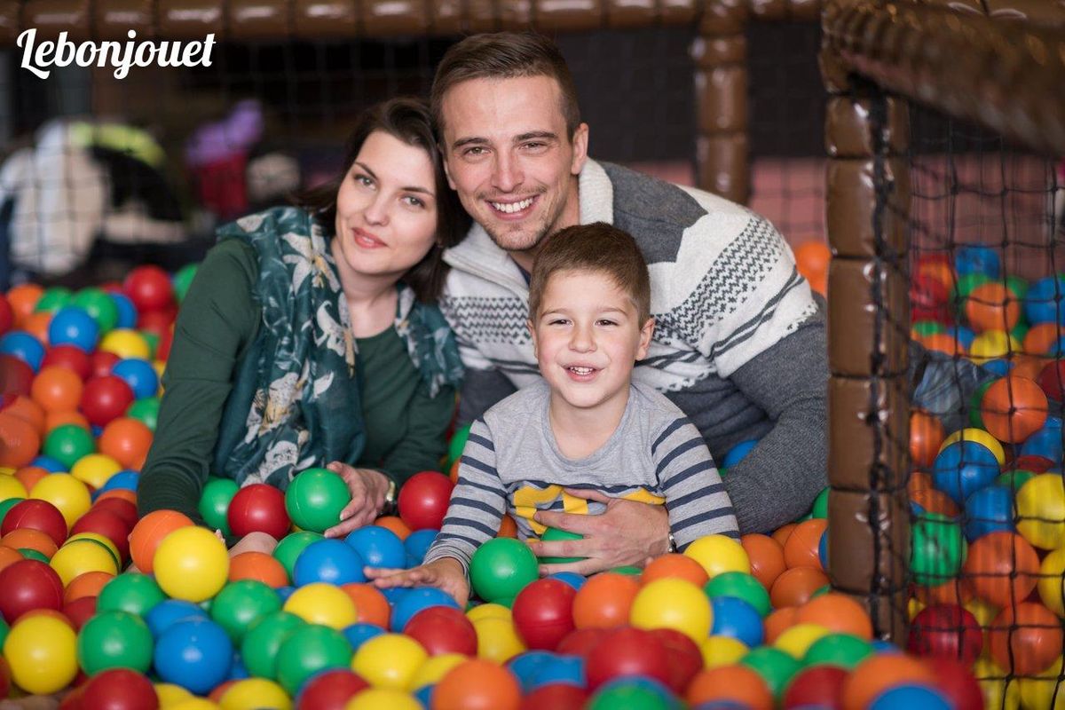 Famille unie dans une mer de couleurs, partageant rires et moments précieux. #Intergénérationnel