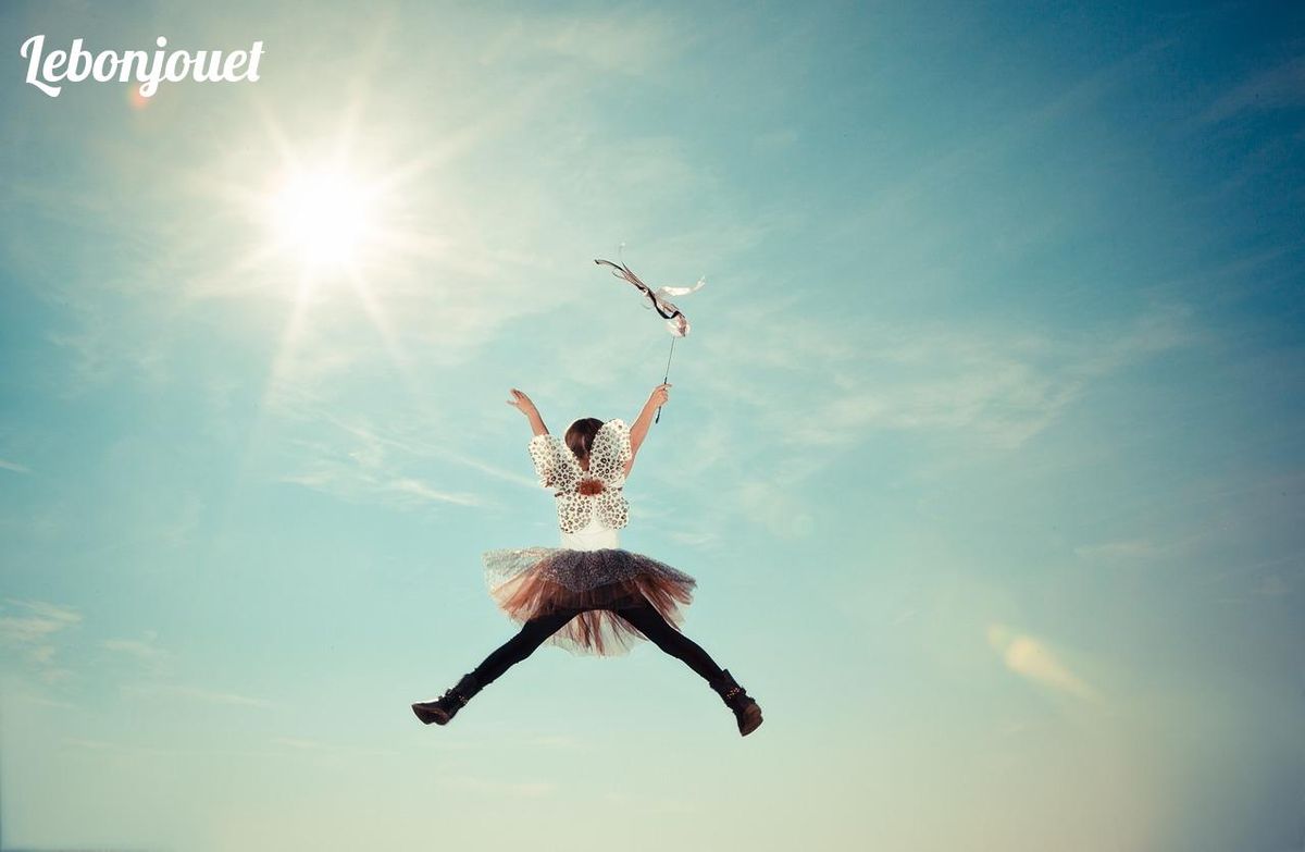 Fée bondissante vers le ciel, capturant l'esprit féerique des jouets La Reine des Neiges.