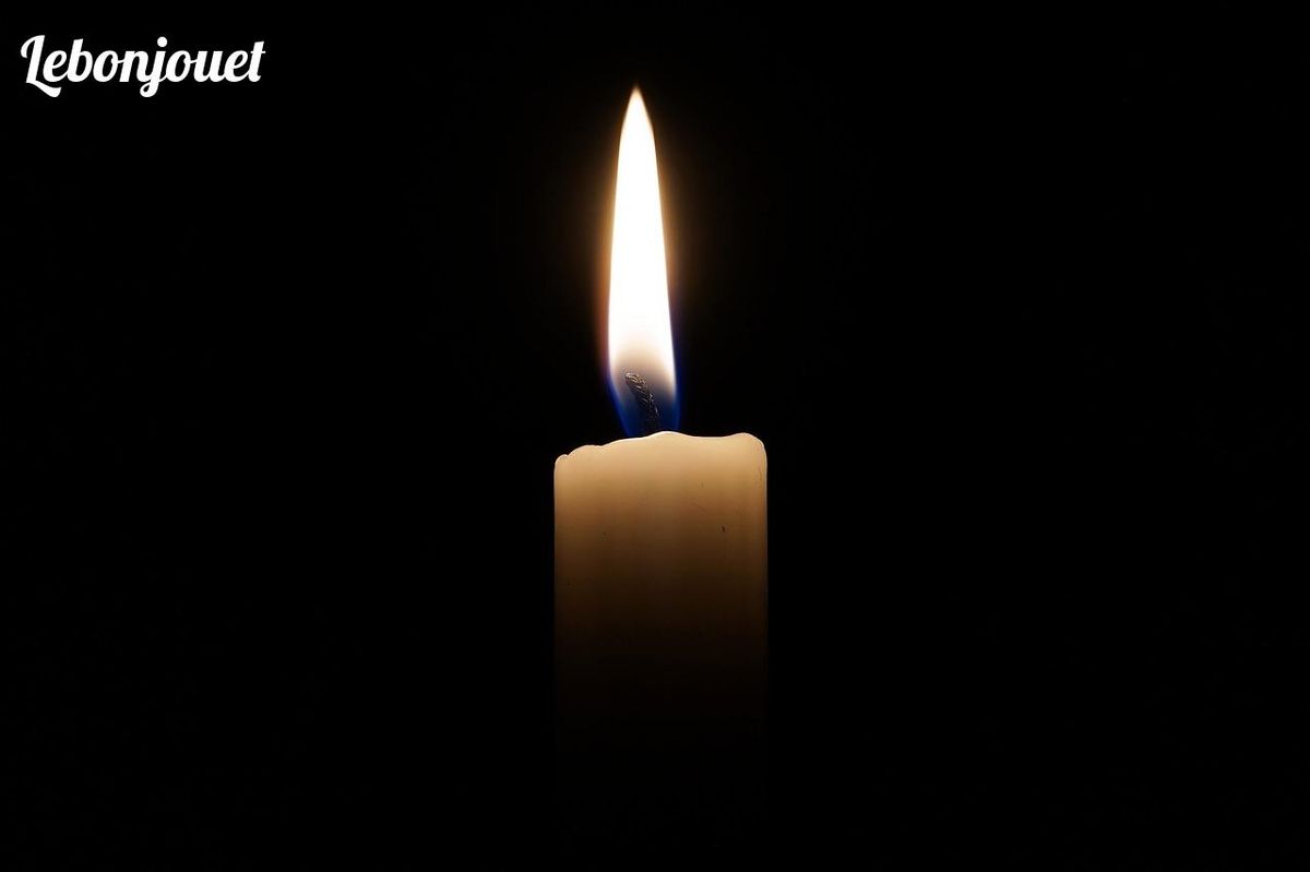 Flamme dansante: Lumière ouvre la voie, rappelant son rôle clé dans l'obscurité du conte.