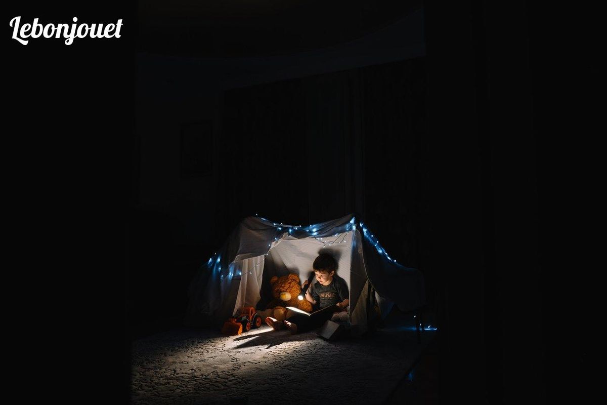 Fort de son imagination sous la tente, l'enfant s'évade en lisant, boostant son oralité active.