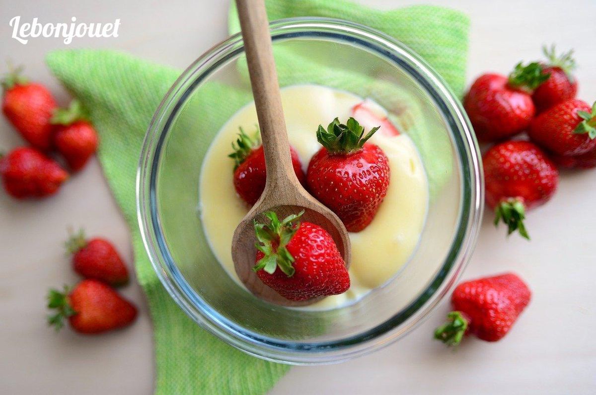 Fraises crémeuses : cuisine et autonomie s'apprennent jeune, avec plaisir et goût.