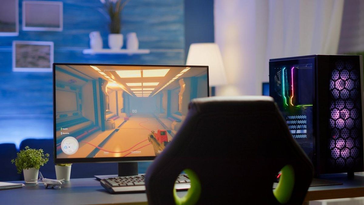 Gamer concentré sur son setup PC Hytale, prêt à explorer le contenu en accès anticipé efficacement.