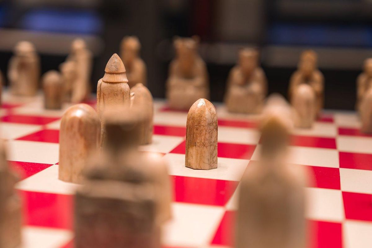 Groupe de joueurs engagés autour d’un jeu de société historique immersif, illustrant l’apprentissage ludique de l’histoire.