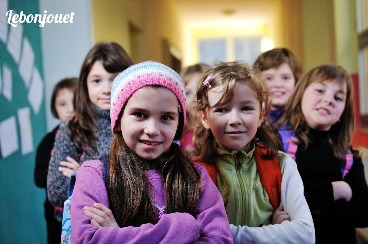 Imaginer des scénarios inspirés de la vie scolaire pour un jeu théâtral innovant.