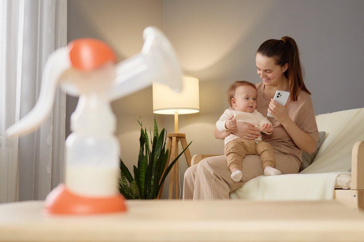 Installation d’un baby monitor apartment setup avec un babyphone Wi-Fi longue portée dans une chambre urbaine.