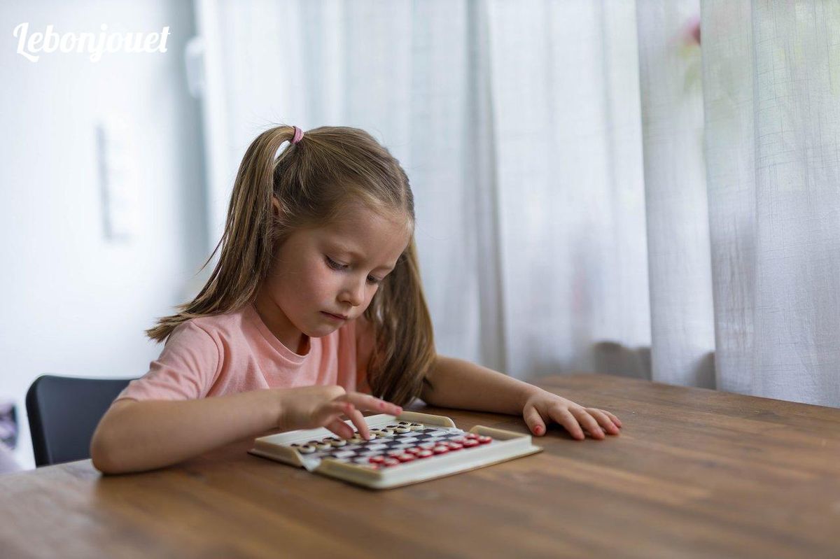 Jeu de mémoire en action : stimuler l'esprit dès le plus jeune âge pour un avenir cognitif brillant.