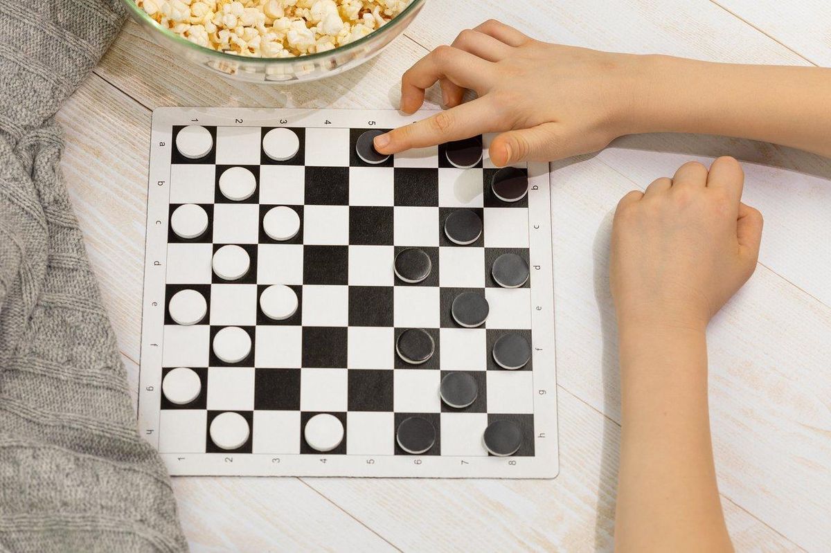 Jeu de société accessible avec composants tactiles et cartes en braille pour tous, favorisant l'inclusion.