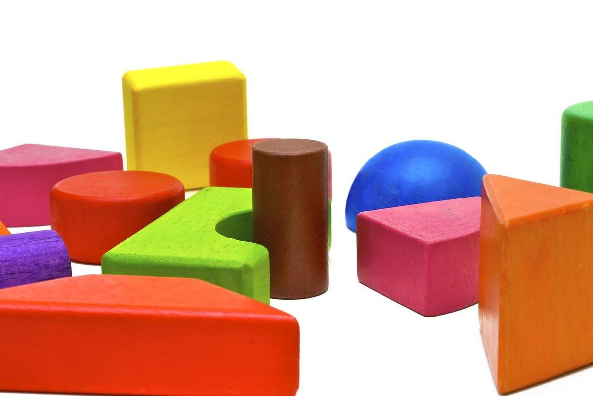 Jeu éducatif en bois coloré pour enfants de 2 à 5 ans, parfait pour développer leur créativité et leur motricité.