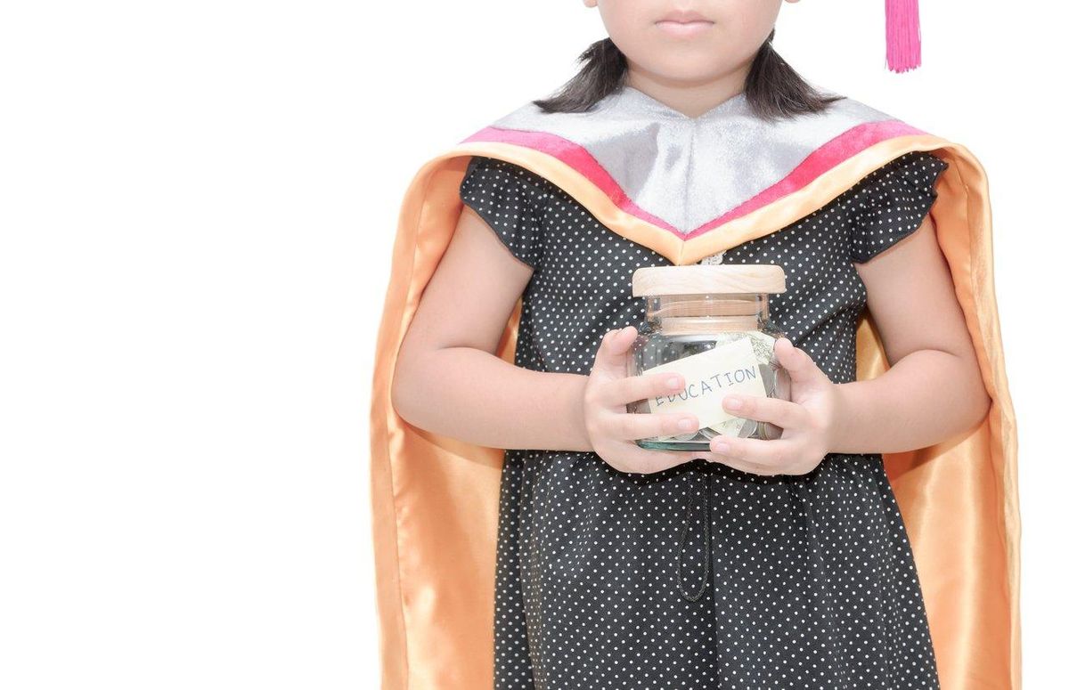 Jeune diplômée, prêt à conquérir le savoir—un trésor éducatif bien mérité.