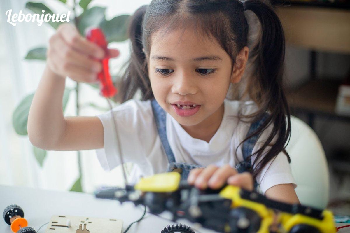 Jeune inventrice en action : l'avenir brille avec les jouets STEM.