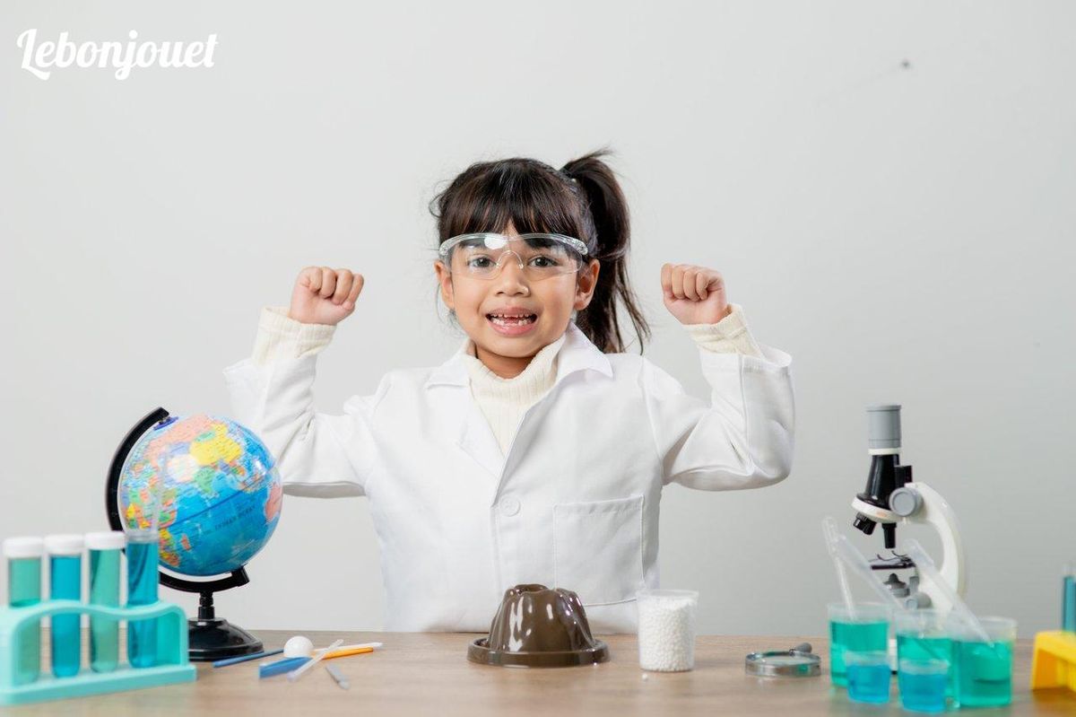 Jeune scientifique en herbe découvre la magie des expériences à la maison!