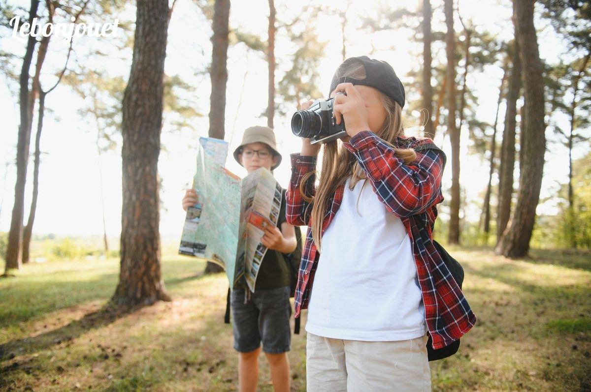Jeux de découvertes en forêt : carte et appareil-photo pour une balade éducative réussie.