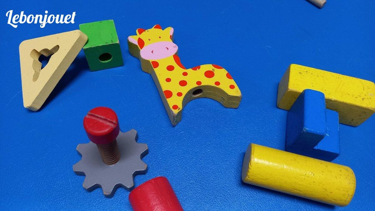 Jouets en bois colorés évoquent l'artisanat français. Découvrez ces créations authentiques.