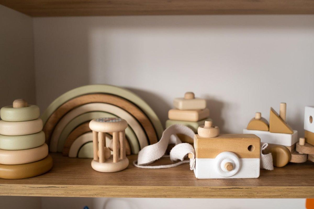 Jouets en bois séchant au soleil pour une désinfection naturelle et efficace en crèche.