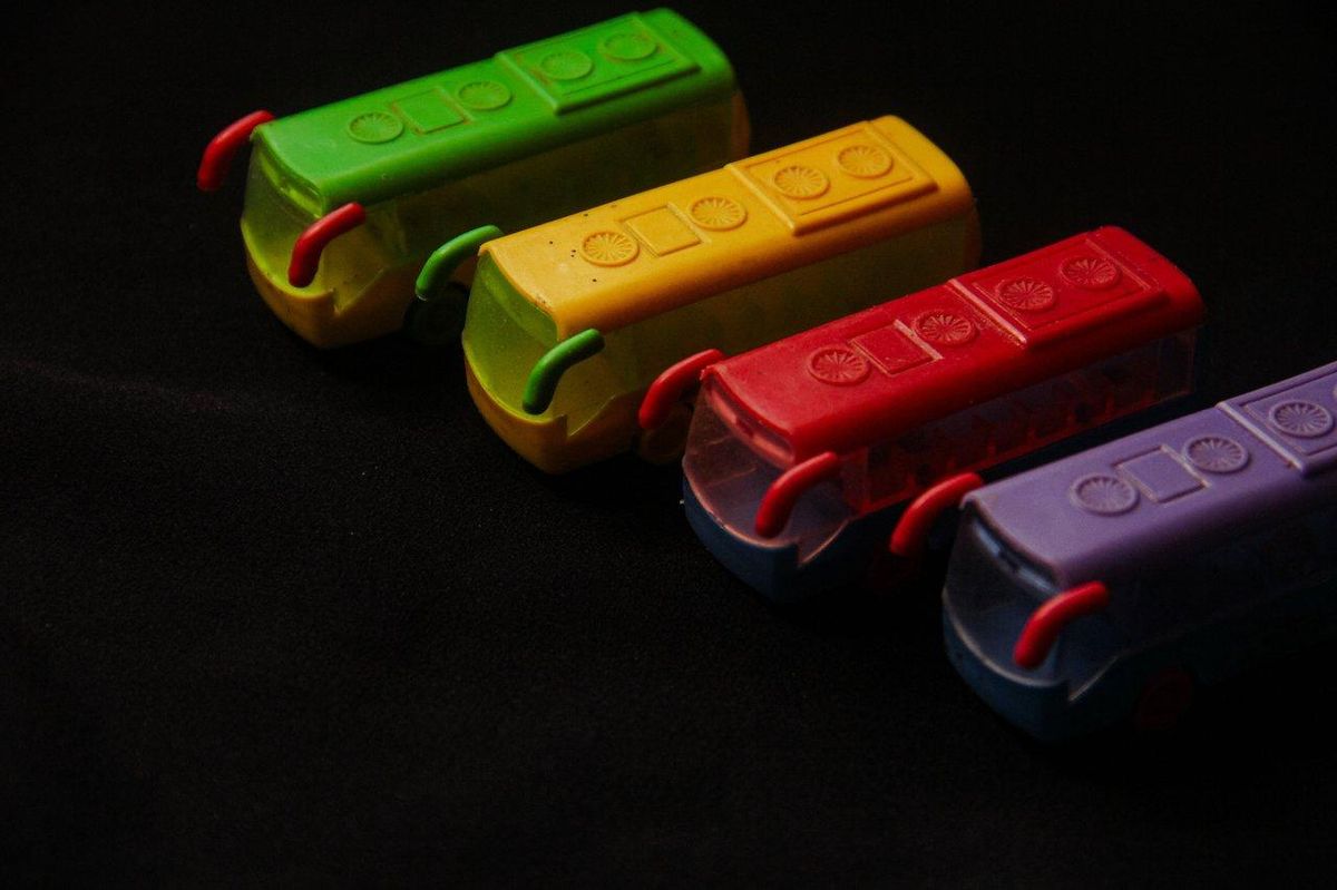 Jouets Marvel colorés pour enfants, avec figurines de Spider-Man et peluches Avengers.