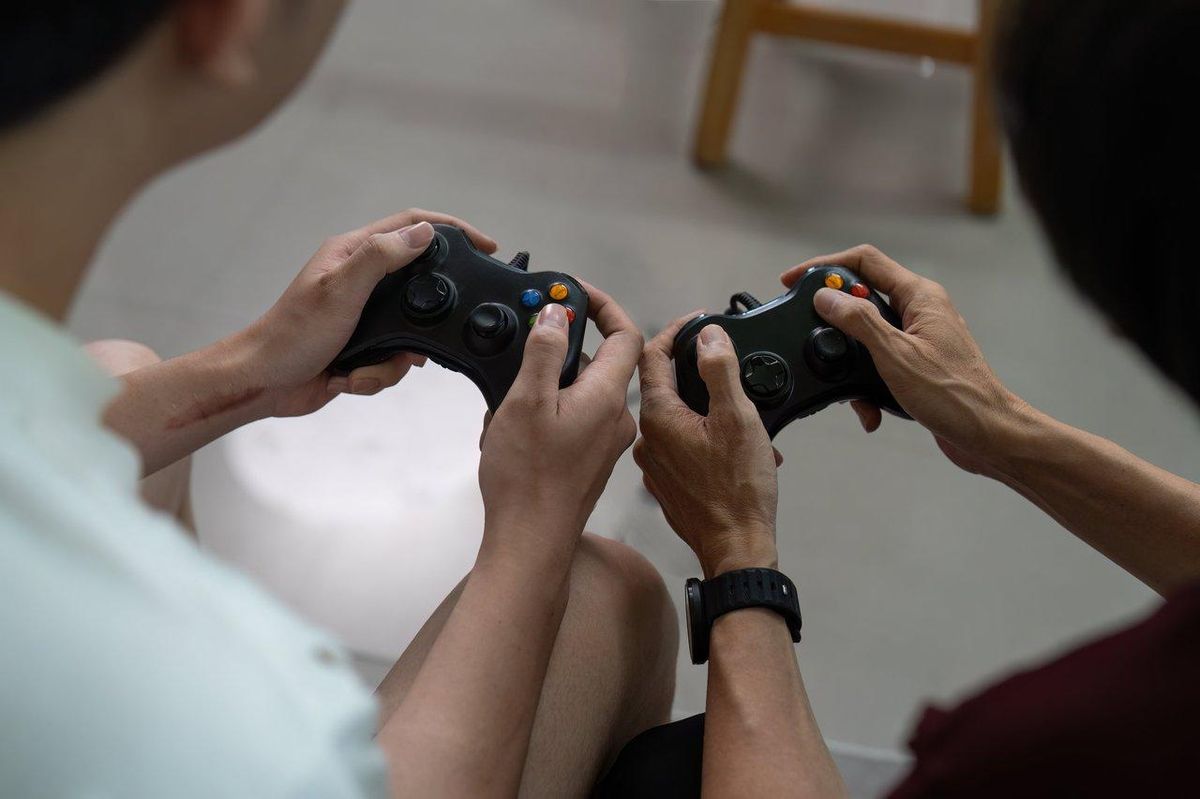 Joueurs en pleine création de mini-jeux dans le monde d'Orbis, illustrant le développement créatif en multiplayer d'Hytale.