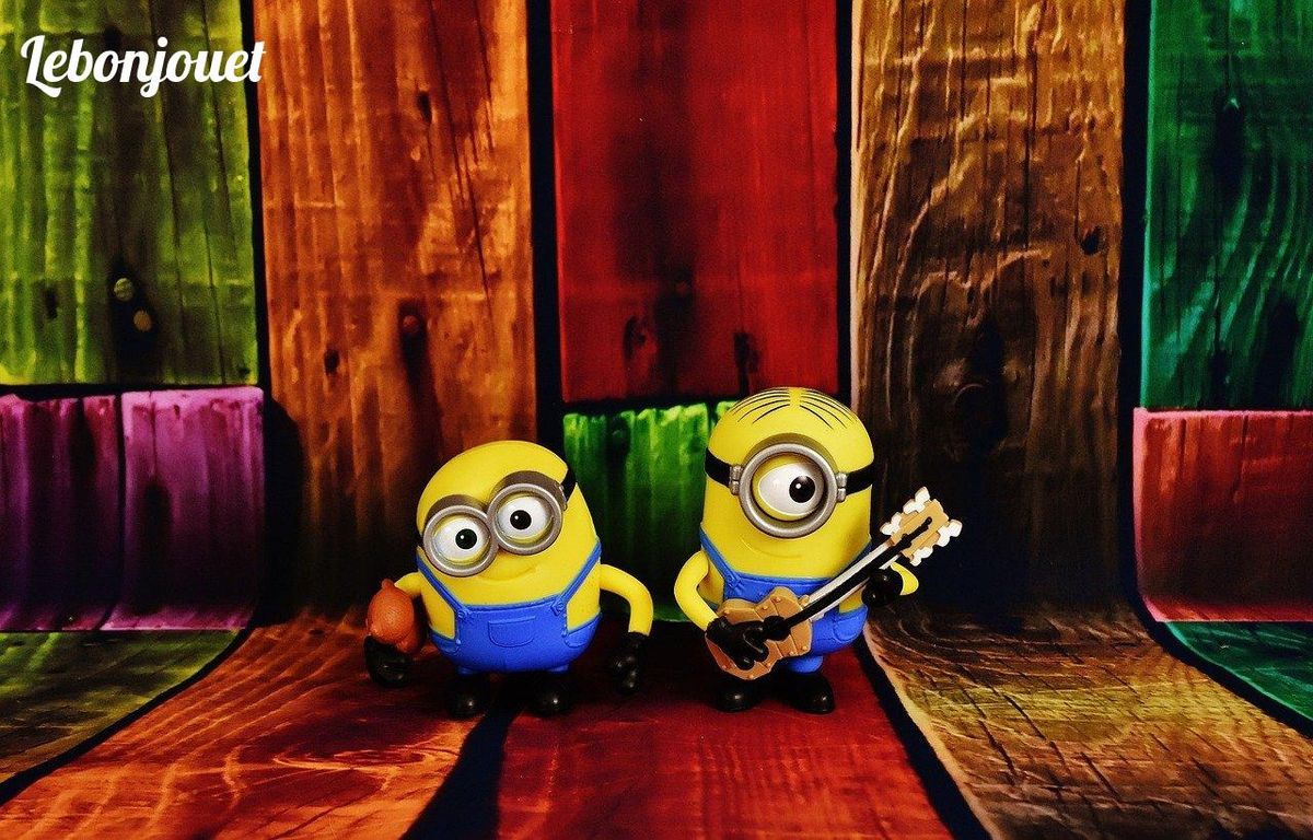 Kevin et Stuart illuminent l'horizon coloré : les héros espiègles des Minions.