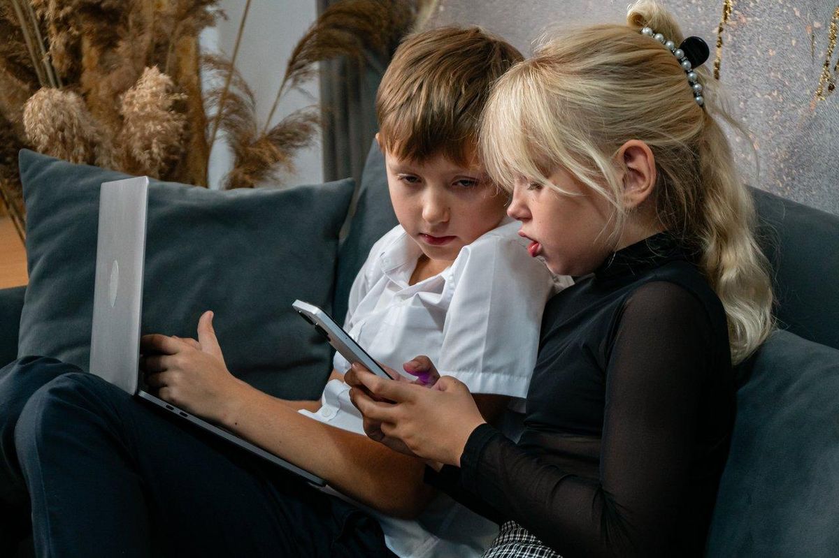 Kit domotique complet pour chambre d’enfant moderne avec contrôle parental et technologie intelligente.
