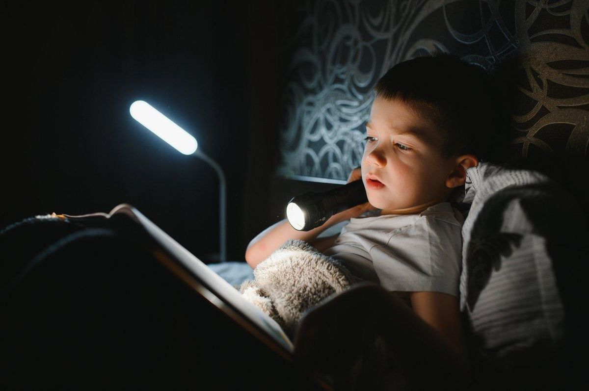 Lampe LED rechargeable pour enfant, idéale pour une veilleuse sécurisée et économique dans la chambre.