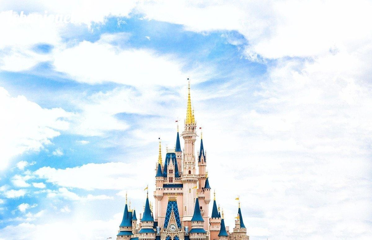 Le château Disney, symbole du prochain live-action sur Disney+ en 2024. ✨📅 #DisneyPlus2024