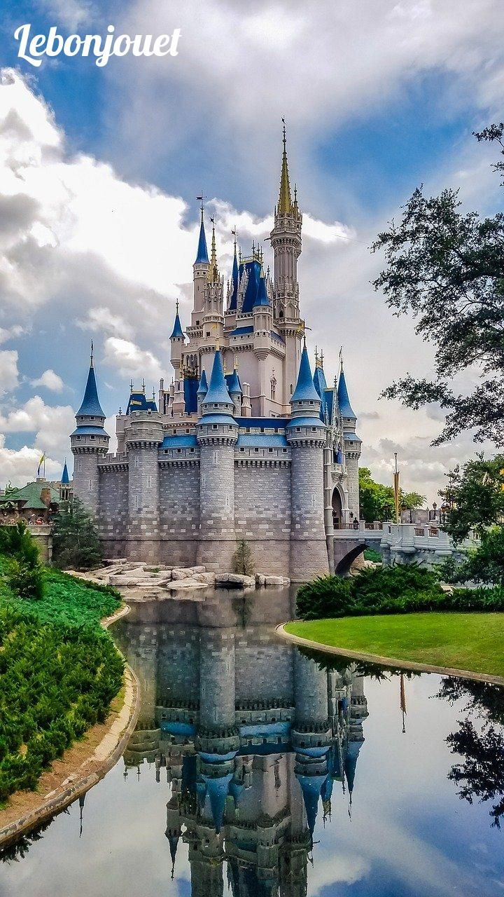 Le château magique où les méchants Disney côtoient la féerie des contes classiques. ✨