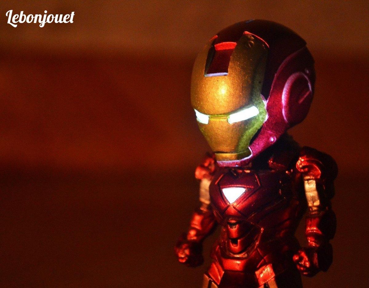 L'éclat lumineux d'Iron Man : miniature captivante, écho du Quinjet Hot Toys!