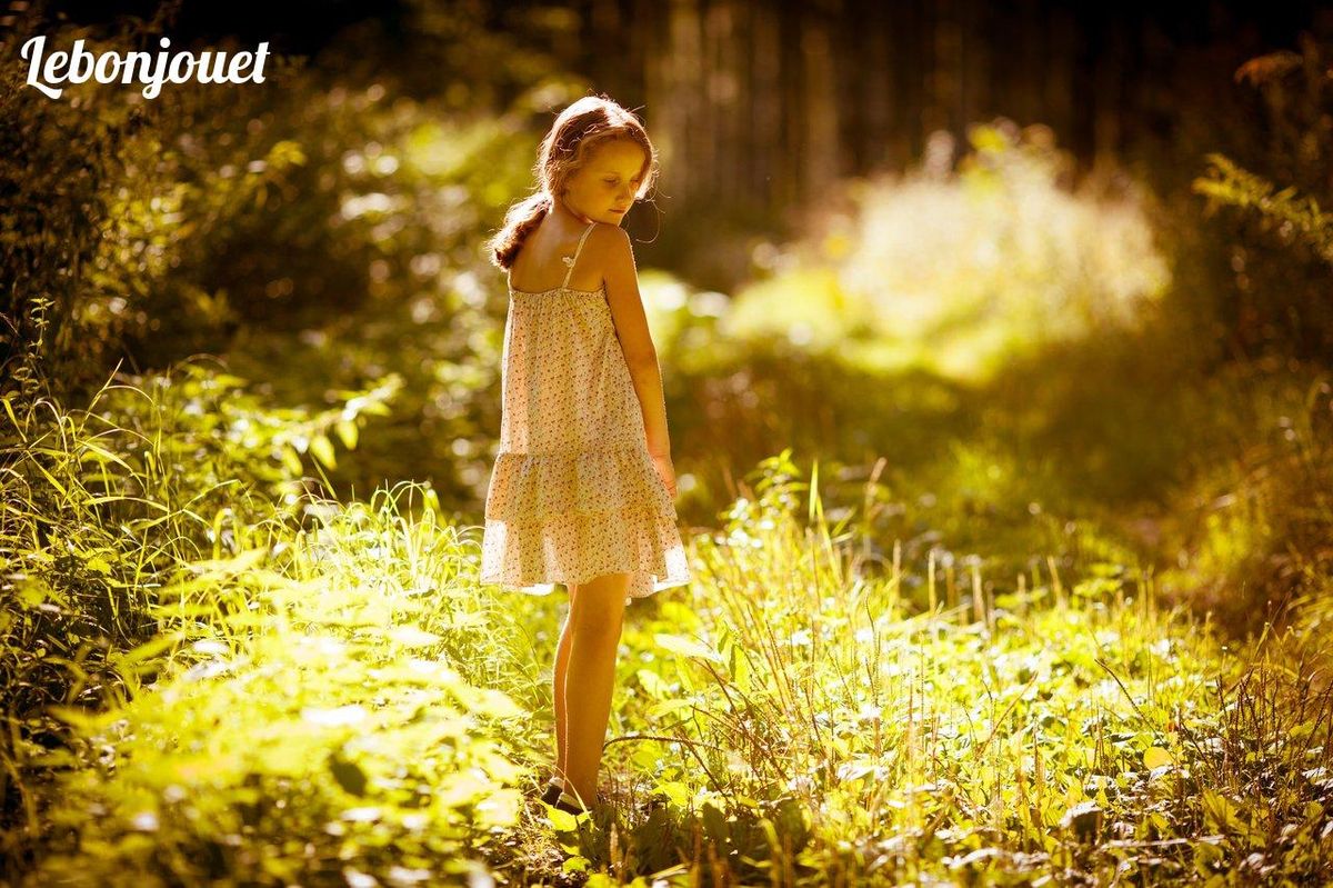 L'enfant découvre la nature: chaque pas nourrit l'esprit et éveille l'imagination.