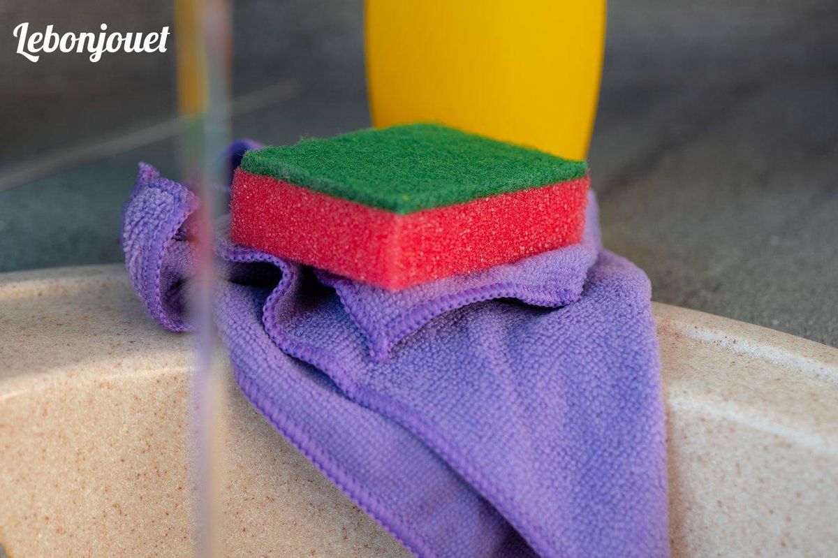 L'éponge et le chiffon, alliés du nettoyage des jouets Cars diablement efficaces.