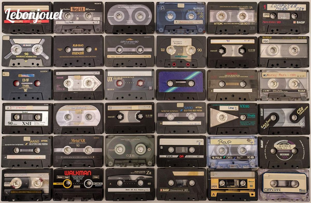 Les cassettes vintage complètent la maison de Barbie pour une touche rétro authentique.