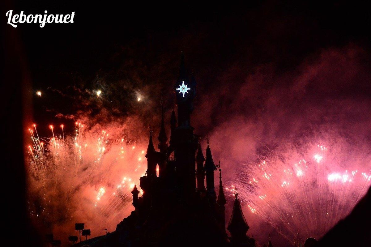 Les feux d'artifice illuminent le château Disney, comme un pop-up magique à préserver.
