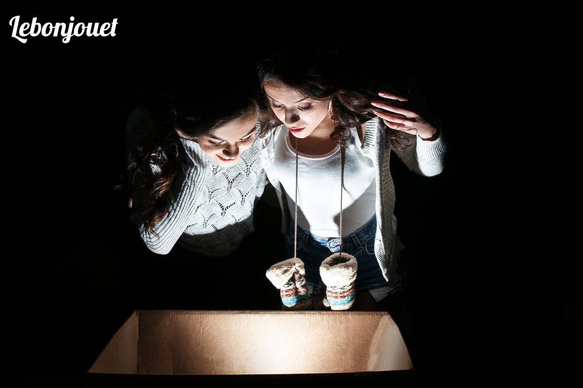 Les marionnettes improvisées éveillent l'imaginaire et le jeu de rôle à la maison.