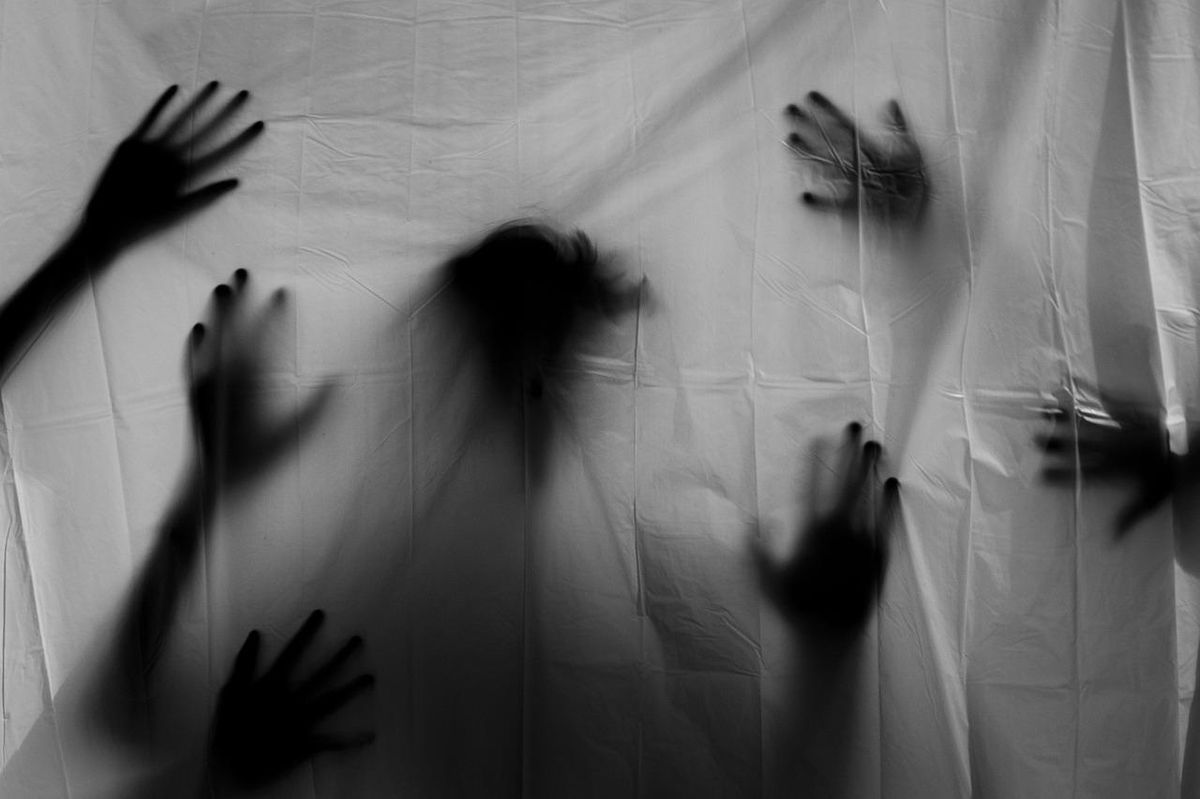 Les ombres effrayantes réveillent l'horreur enfantine des écrans modernes d'Halloween.