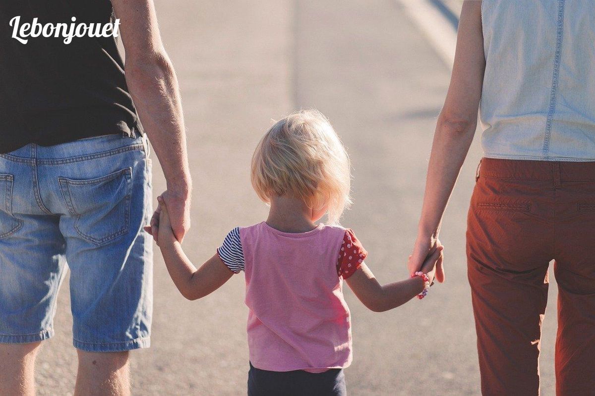 Main dans la main : l'unité, essence des jeux coopératifs familiaux.