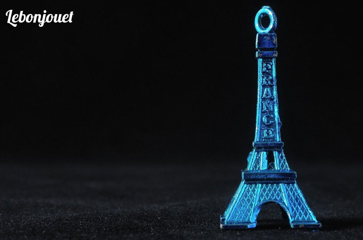 Minuscule Tour Eiffel : un gage de fabrication française pour les jouets authentiques.